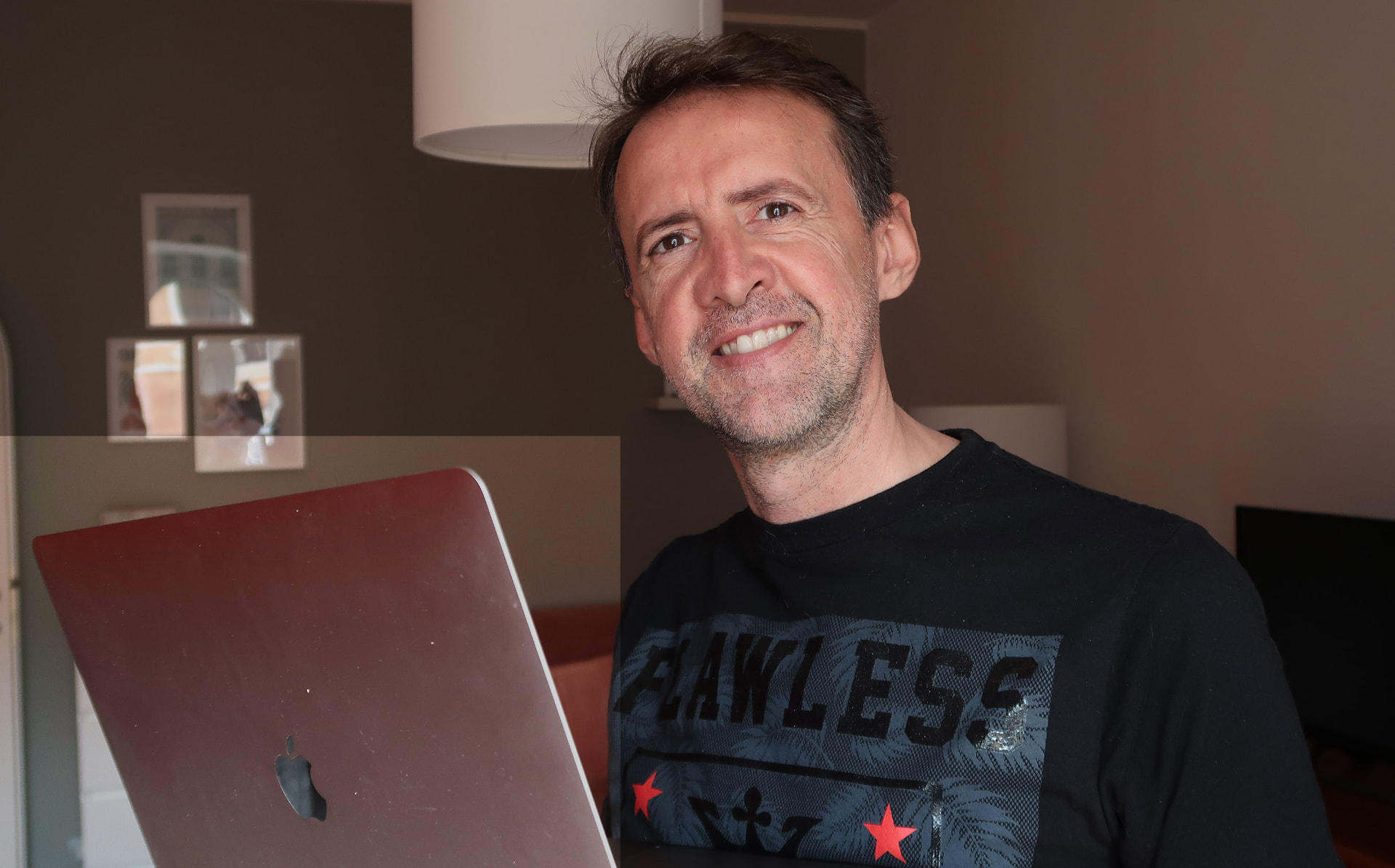 Stefano Del Grande al lavoro sul suo MacBook